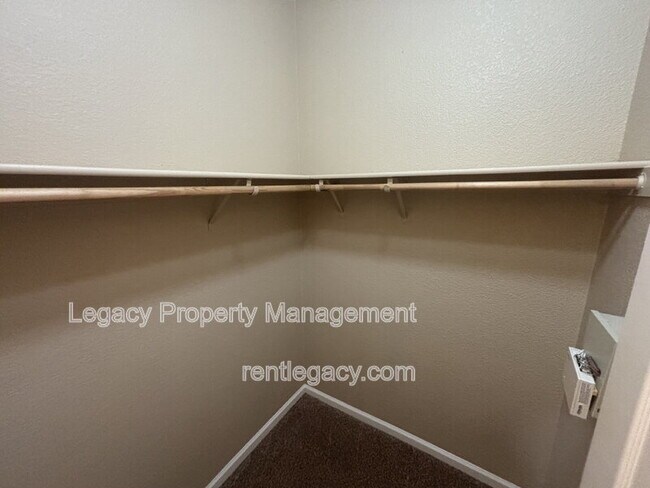 Building Photo - 1724 Magenta Dr