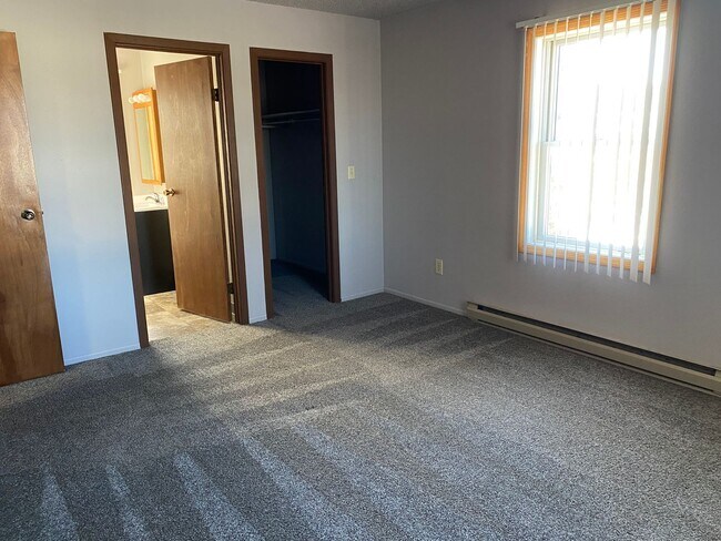 Building Photo - Beautiful, Spacious 3 bed Condo