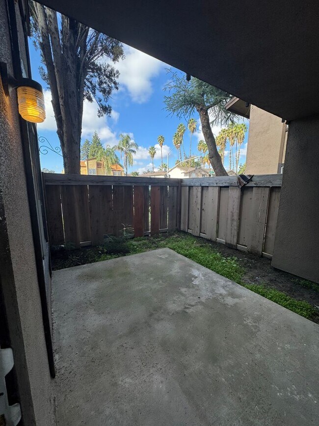 Building Photo - Downstairs 2 bed, 1 bath newly remolded unit coming soon!!