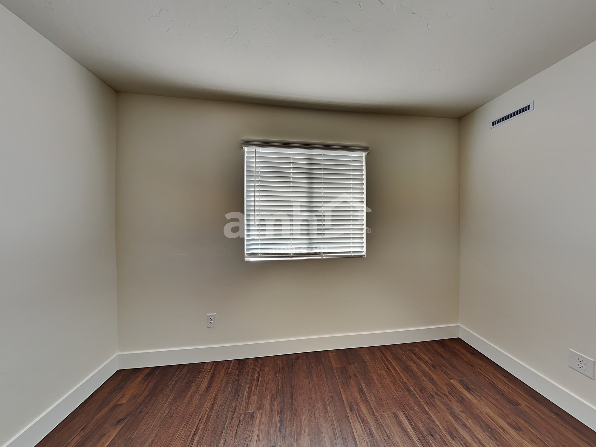 Building Photo - 1366 N Barkvine Ave