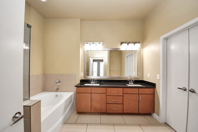 Building Photo - 5455 Richmond Ave.