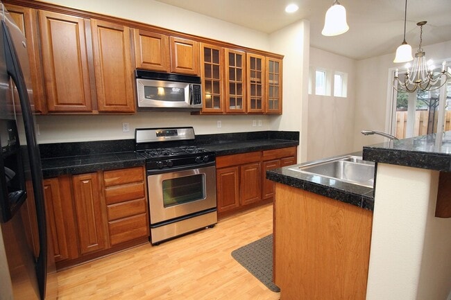 Building Photo - Spectacular Newer Construction Troutdale H...