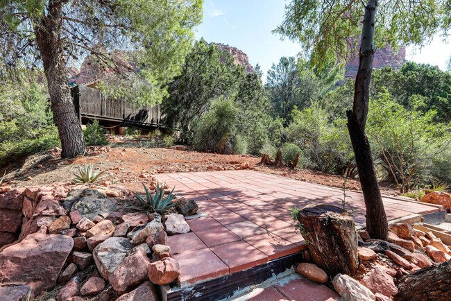Building Photo - 10 Robbers Roost