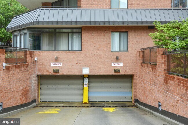 Building Photo - 1001 N Vermont St
