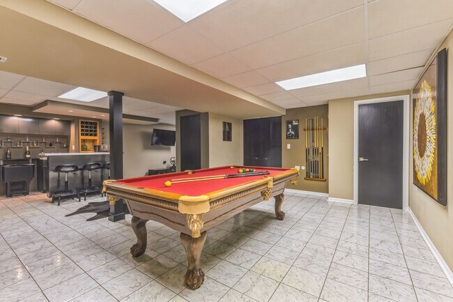 Building Photo - Fully Furnished 4 Bedroom 2.5 bathroom home in Bloomingdale