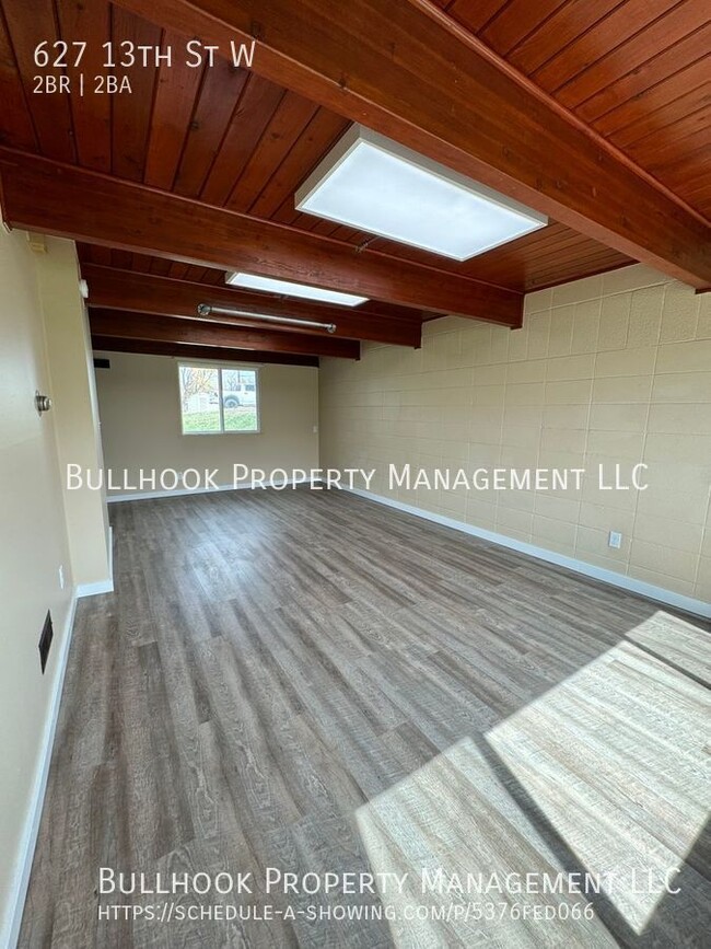 Building Photo - Move In Special - $300 off first full mont...