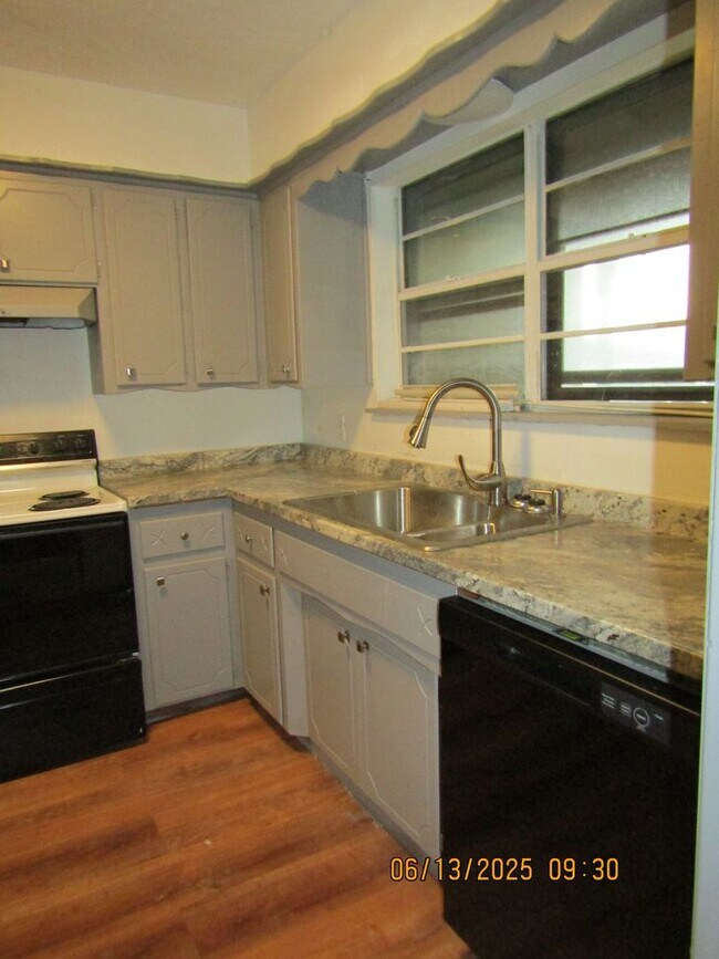 Building Photo - Very nice home located in the Park Lane ar...