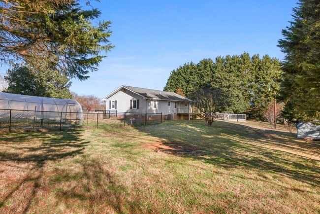 Building Photo - Welcome to this Comfortable, Charming & Outdoor Living, Single-Level Home