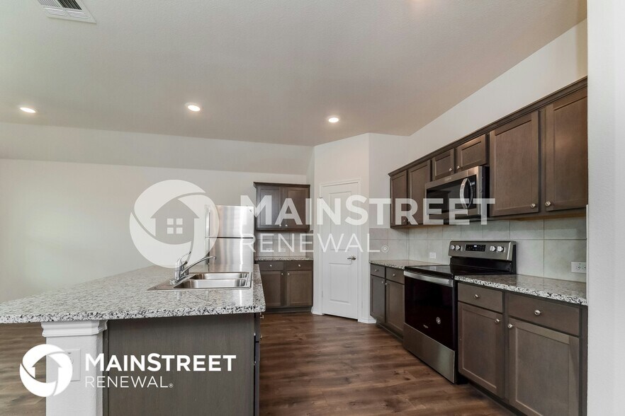 Building Photo - 824 English Dr