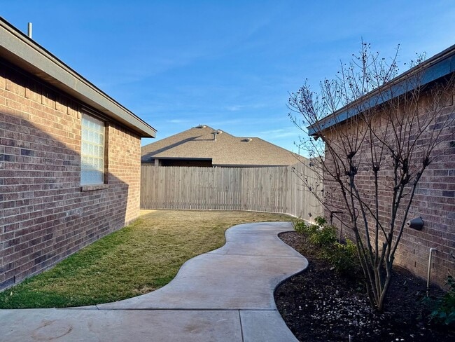 Building Photo - House For Rent