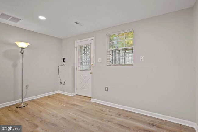 Building Photo - 1539 Woodcrest Dr