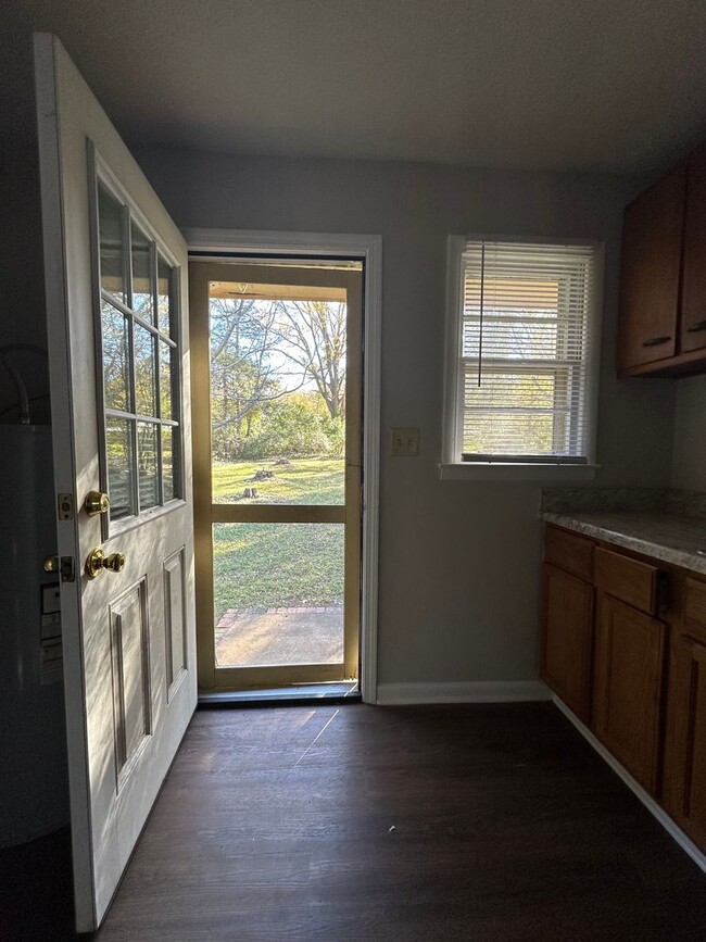 Building Photo - 2 Bedroom, 1 bathroom on the East-Side. Mo...