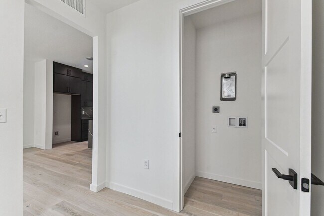Building Photo - Canvas GWX