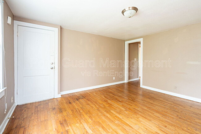 Building Photo - 302 S Poplar St