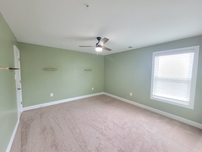 Building Photo - 10054 Roulette Dr