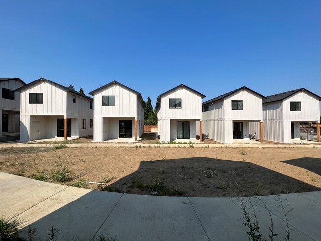 Building Photo - 9912 NE 46th Ct