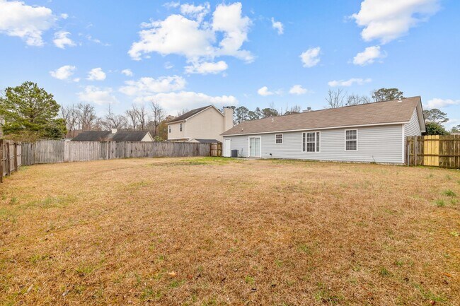 Building Photo - 3 Bedroom 2 Bathroom Home