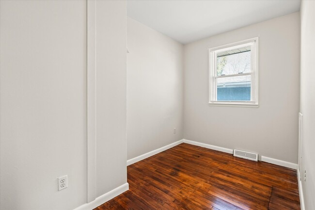 Building Photo - Mohican Ave