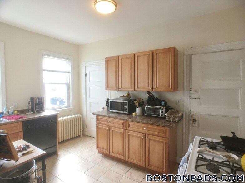 Building Photo - 75 Elmira St