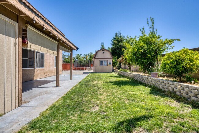 Building Photo - Perfect 6/3 Clovis Home for Large Family!