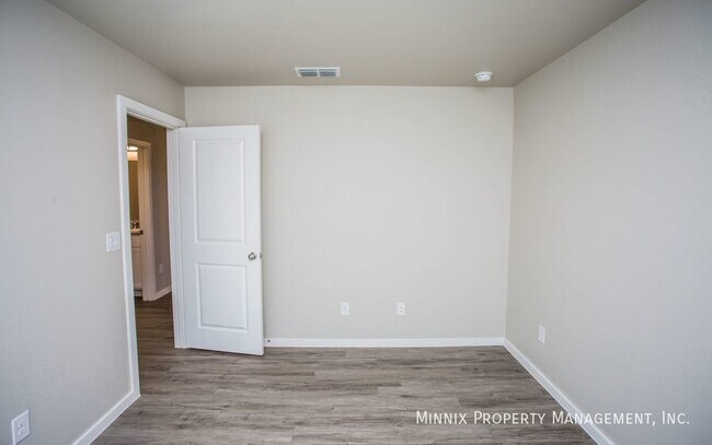 Building Photo - 2005 Kenwood Ave