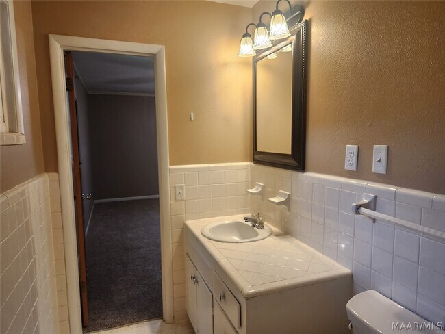 Building Photo - 1203 Oates Rd