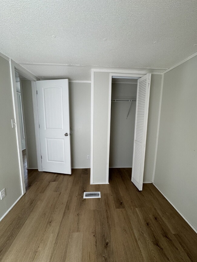 Building Photo - 253 Friendly Cir