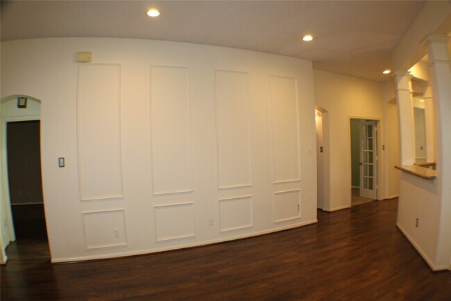 Building Photo - 642 Avery Dr