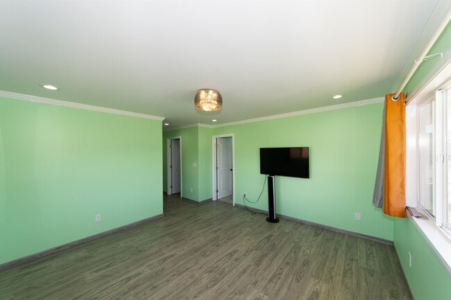 Building Photo - 933 18th Ave