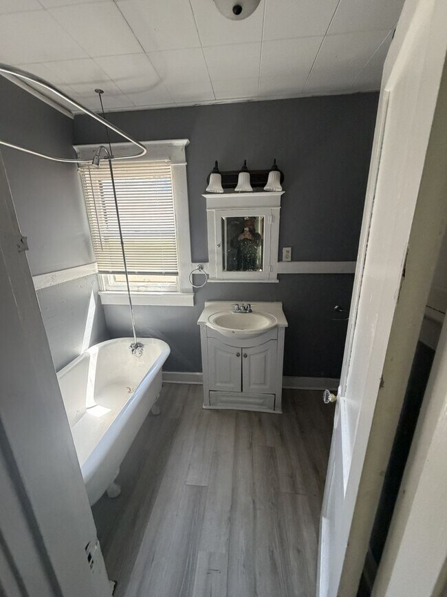 Building Photo - Cozy 3BR/1Ba house with unfinished basement- LEASING SPECIAL - MOVE IN BY 5/31/2026 AND RECEIVE 2...