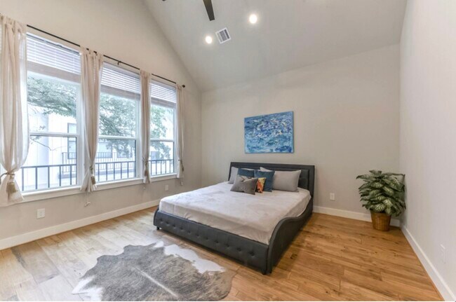 Building Photo - 823 Mansfield St