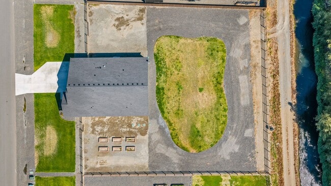 Building Photo - 4 Bedroom Home with Spacious Fully Fenced ...