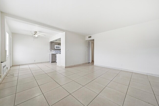 Building Photo - 810 Lake Shore Dr