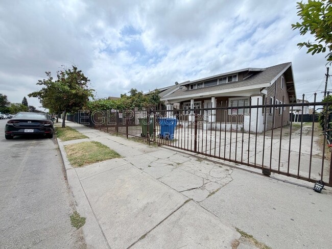 Building Photo - 860 W 56th St
