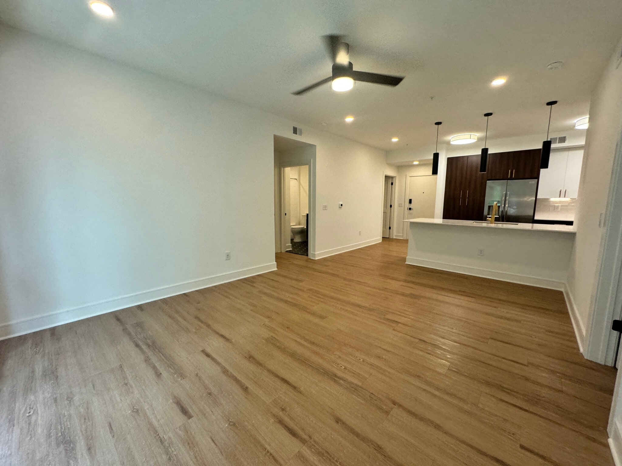 Building Photo - Room in Condo on W Peace St