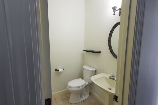Building Photo - Charming 3-Bedroom/ 2.5 Bath Home in Royal...
