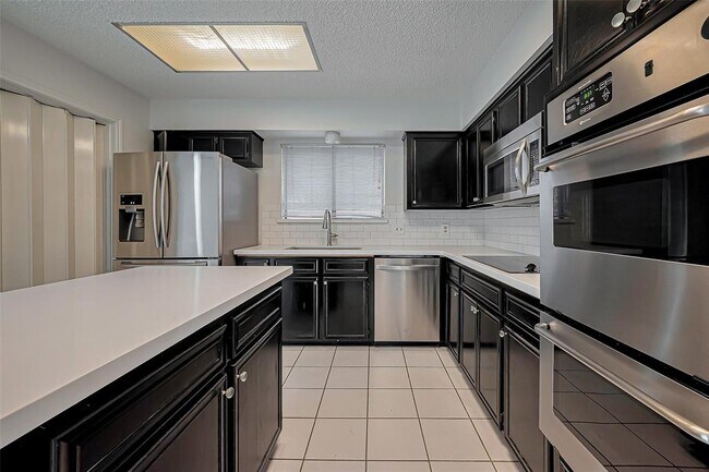 Building Photo - 15030 St Cloud Dr