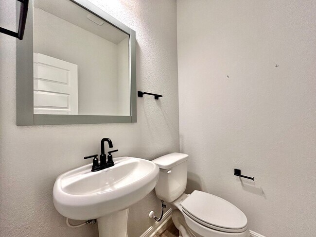 Building Photo - Spacious 3/BR 2.5/BA Home with Modern Fini...