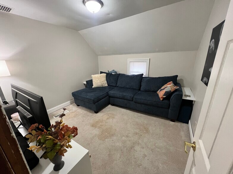 Building Photo - 3058 Hayes St NE