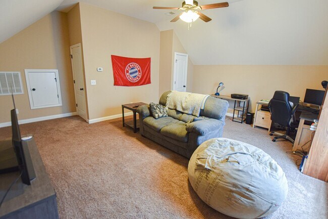 Building Photo - Pet Friendly Three Bedroom with Bonus!