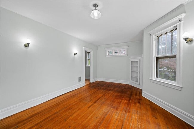 Building Photo - 4 Bed 1 Bath Large Home