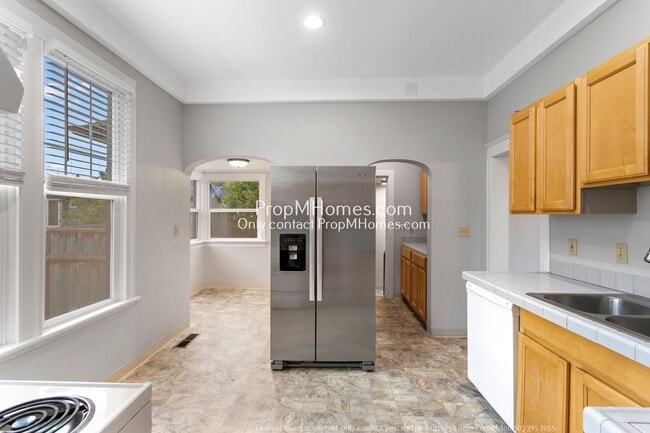 Building Photo - Beautiful Three Bedroom Home in the Heart of Oregon City!