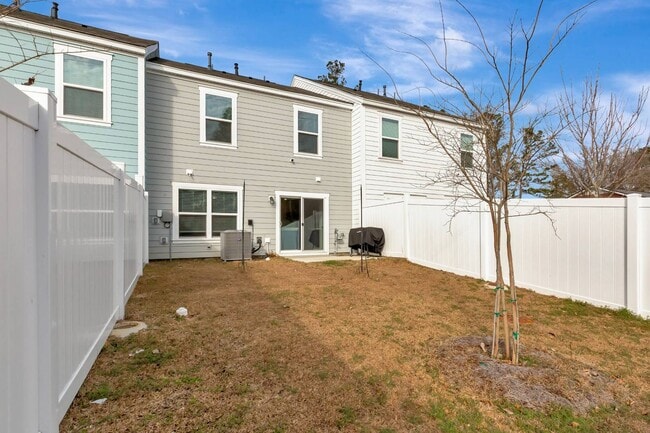 Building Photo - Townes at Merrimack