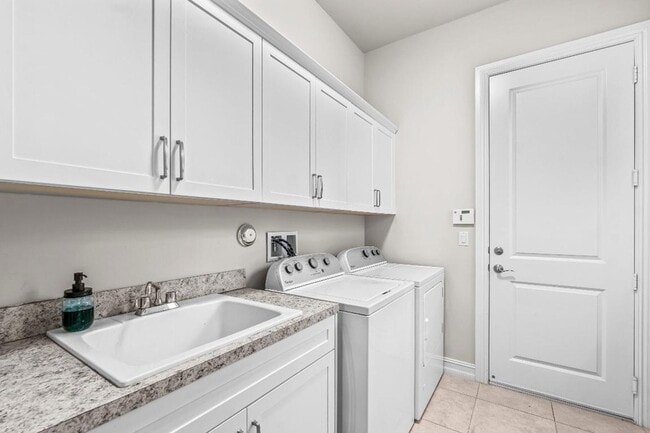 Building Photo - 114 Carmela Ct