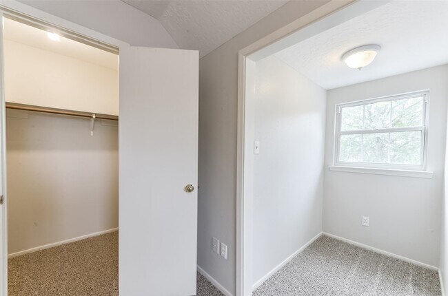 Building Photo - 16606 Burlcreek St