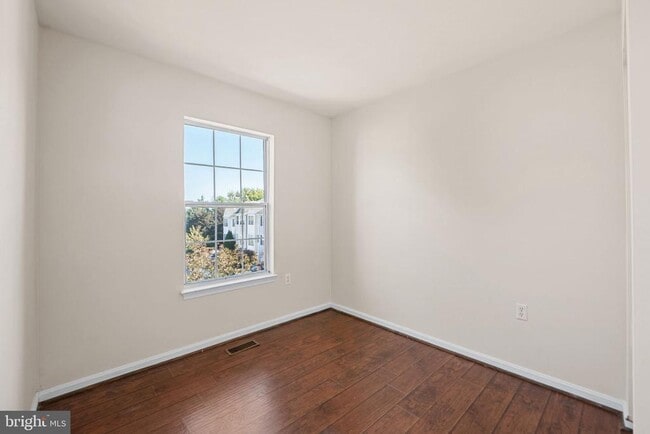 Building Photo - 1330 Hampshire Dr