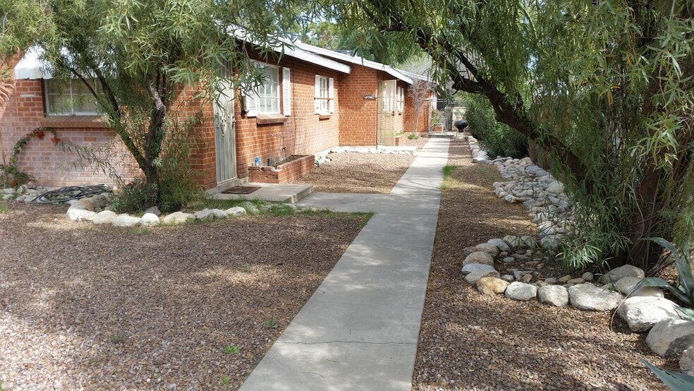 Triplex middle unit - 528 N Olsen Ave