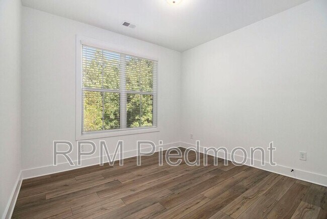 Building Photo - 205 Firefly Cir