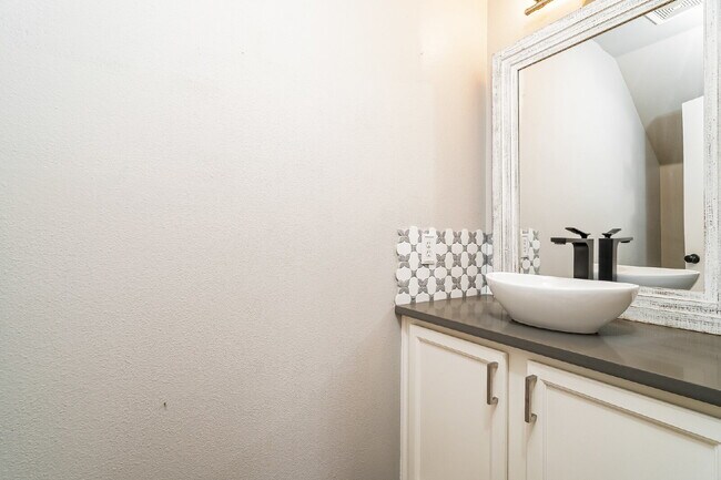 Building Photo - Updated 4 bedroom home in Devonshire neighborhood!