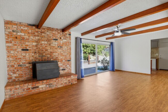 Building Photo - Country property close to town!